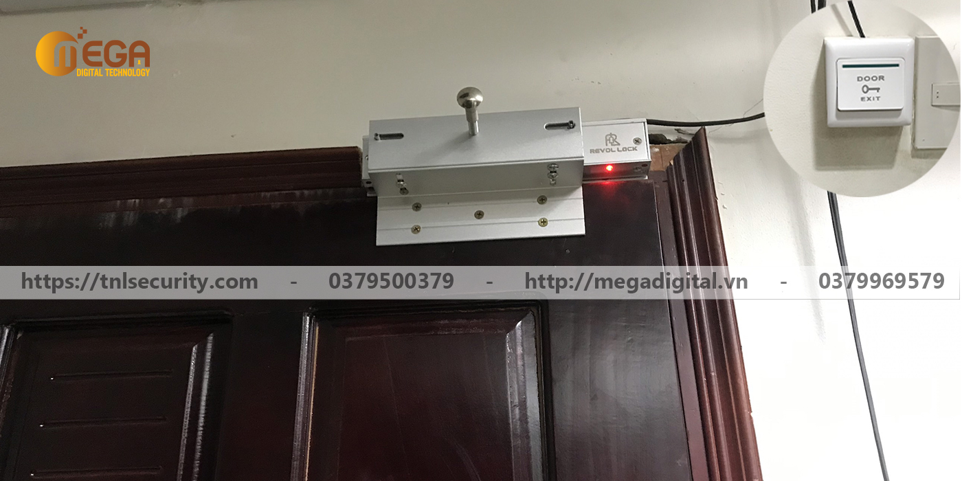 Cong-trinh-lap-dat-khoa-nam-cham-dien-cho-cua-go-tai-quan-3